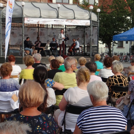 1.07.2021 Muzyczne Czwartki na Płockiej Starówce - Niezapomniane Melodie_1