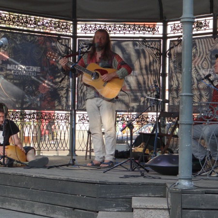 MUZYCZNE CZWARTKI NA PŁOCKIEJ STARÓWCE - WIELBŁĄDY TRIO_3