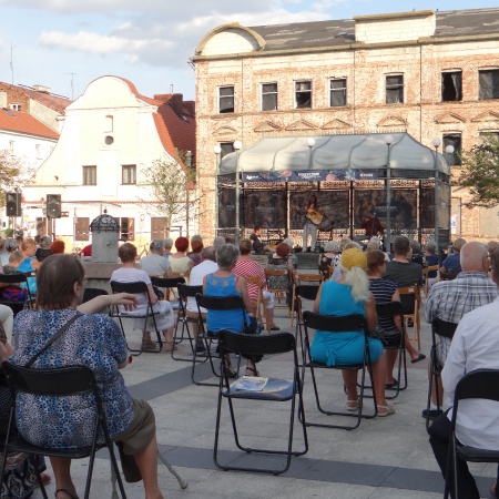 MUZYCZNE CZWARTKI NA PŁOCKIEJ STARÓWCE - WIELBŁĄDY TRIO_6