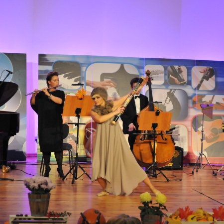 WĘDRÓWKI PO PIĘCIOLINII - PAN LISTOPAD GRA NA BASIE. FOT. ANNA PRZYBYLSKA - GŁOWACKA_5