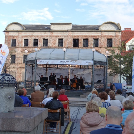 MUZYCZNE CZWARTKI NA PŁOCKIEJ STARÓWCE - W KLIMACIE PIĘKNEJ MUZYKI FILMOWEJ I NIE TYLKO_1