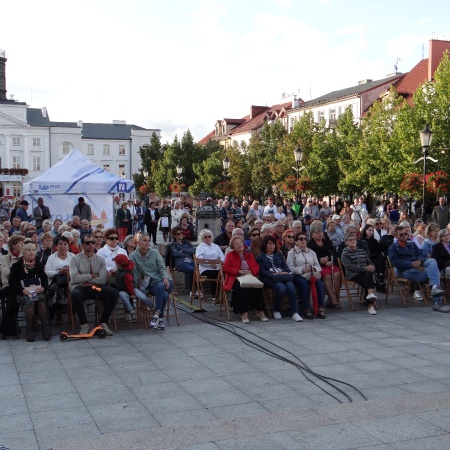 MUZYCZNE CZWARTKI NA PŁOCKIEJ STARÓWCE - W KLIMACIE PIĘKNEJ MUZYKI FILMOWEJ I NIE TYLKO_2
