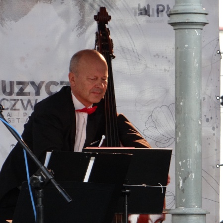 MUZYCZNE CZWARTKI NA PŁOCKIEJ STARÓWCE - W KLIMACIE PIĘKNEJ MUZYKI FILMOWEJ I NIE TYLKO_2