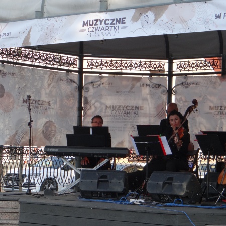 MUZYCZNE CZWARTKI NA PŁOCKIEJ STARÓWCE - W KLIMACIE PIĘKNEJ MUZYKI FILMOWEJ I NIE TYLKO_2