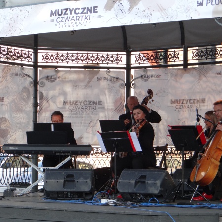 MUZYCZNE CZWARTKI NA PŁOCKIEJ STARÓWCE - W KLIMACIE PIĘKNEJ MUZYKI FILMOWEJ I NIE TYLKO_4
