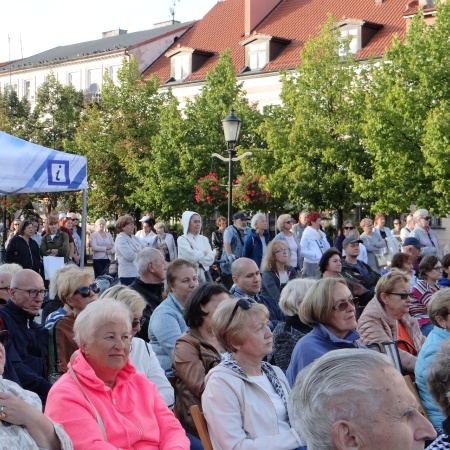 MUZYCZNE CZWARTKI NA PŁOCKIEJ STARÓWCE - W KLIMACIE PIĘKNEJ MUZYKI FILMOWEJ I NIE TYLKO_5